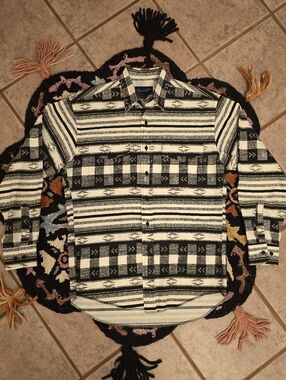 🔥🔥Vintage Wrangler Black & Cream Patterned Western Button-Up Shirt🔥🔥 SIZE L